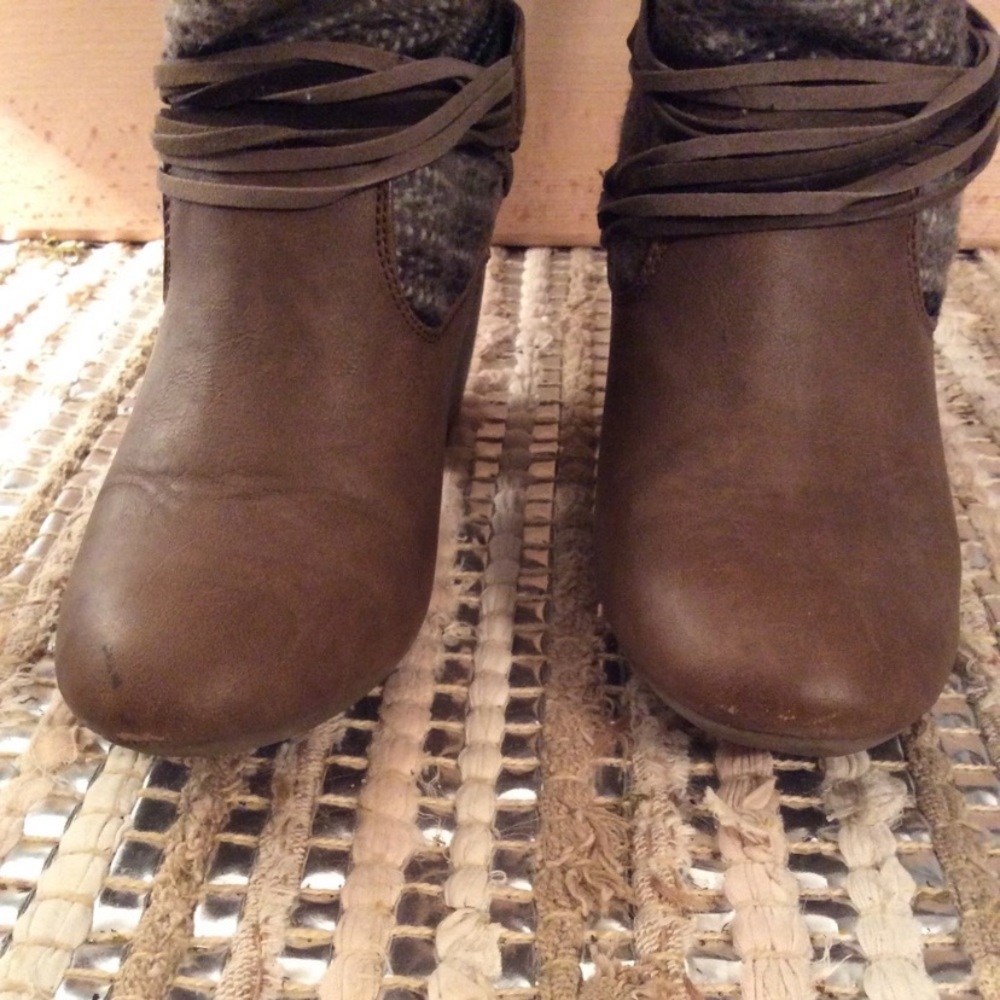 Fun neutral brown boot - Picture 4 of 6